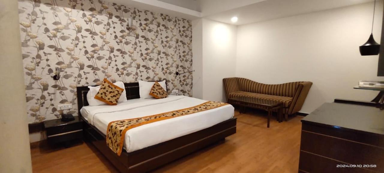 Hotel Queens Tower Amritsar Exteriör bild